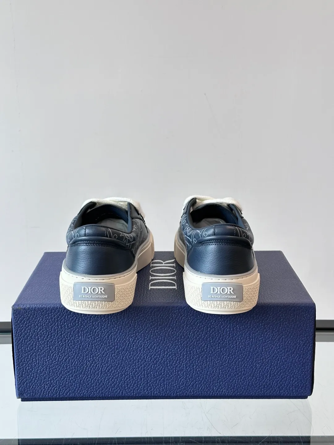 Men's men's shoes 💰p440 "Dio～r" 🆕This B33 sneaker is a new interpretation of the classic tennis shoe, with a fashionable silhouette that highlights a heavy texture. Crafted from cow leather with Oblique print, it's unique with a padded tongue embellished with the Dior signature, wide mohair laces and tonal brass eyelets with a matte finish. Rubber sole with Oblique print effect, enhanced by a contrasting Dior 30 Avenue Montaigne signature on the rear. It adds a stylish touch to a casual look.  Size: 38-44 (45 customized)